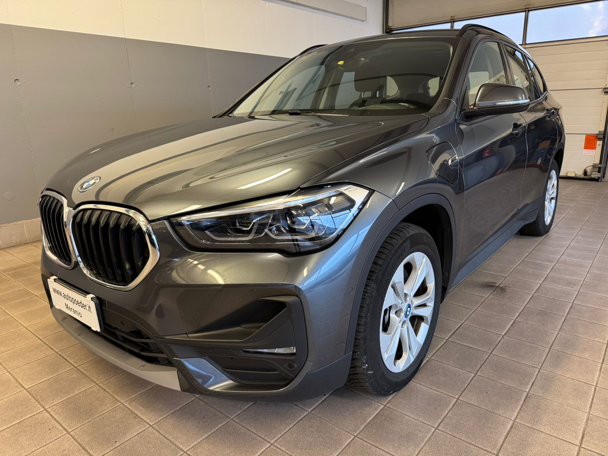 bmw x1 hybrit e grau (1)