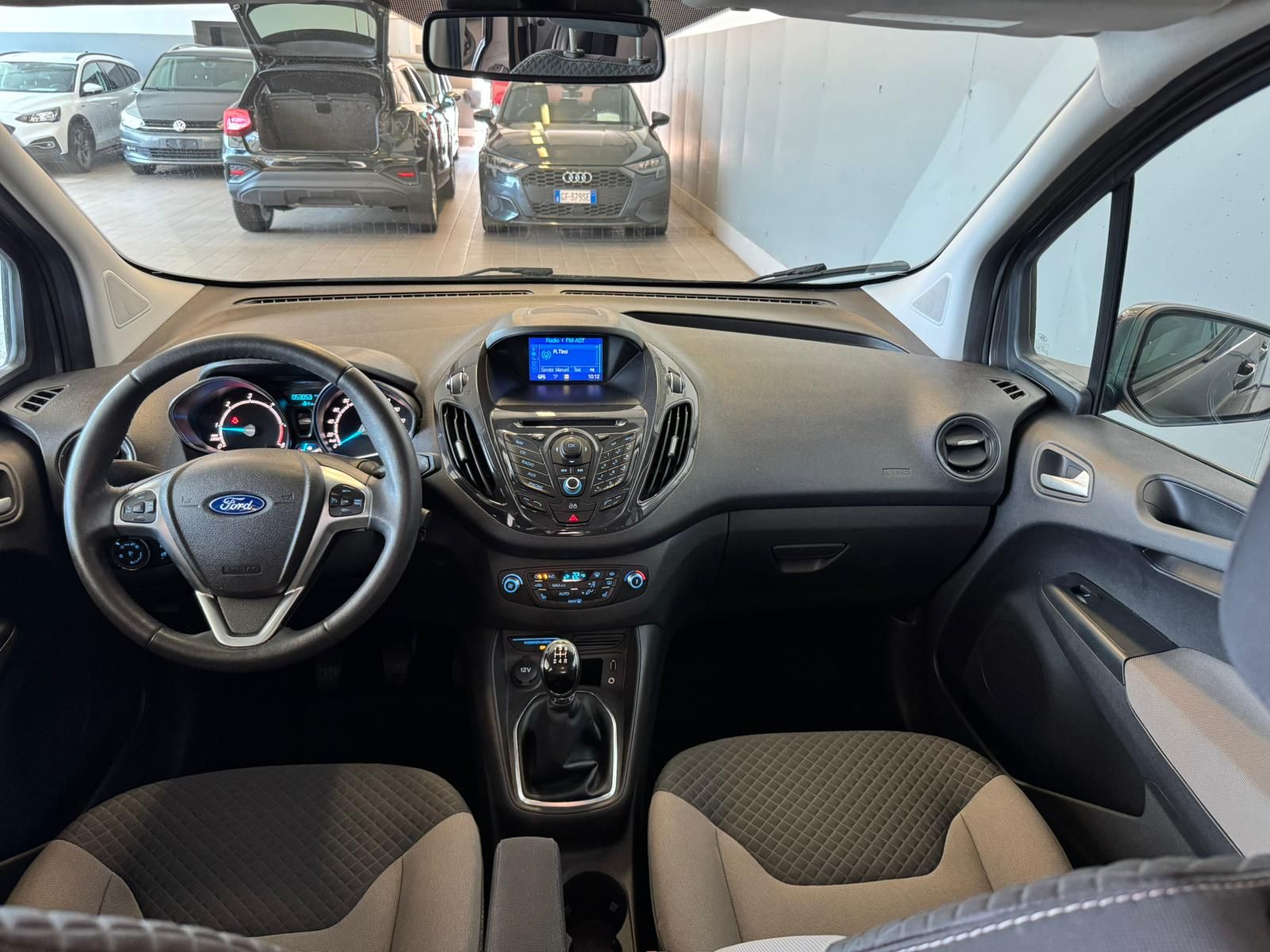 ford Tourneo Courier Diesel Grau (13)