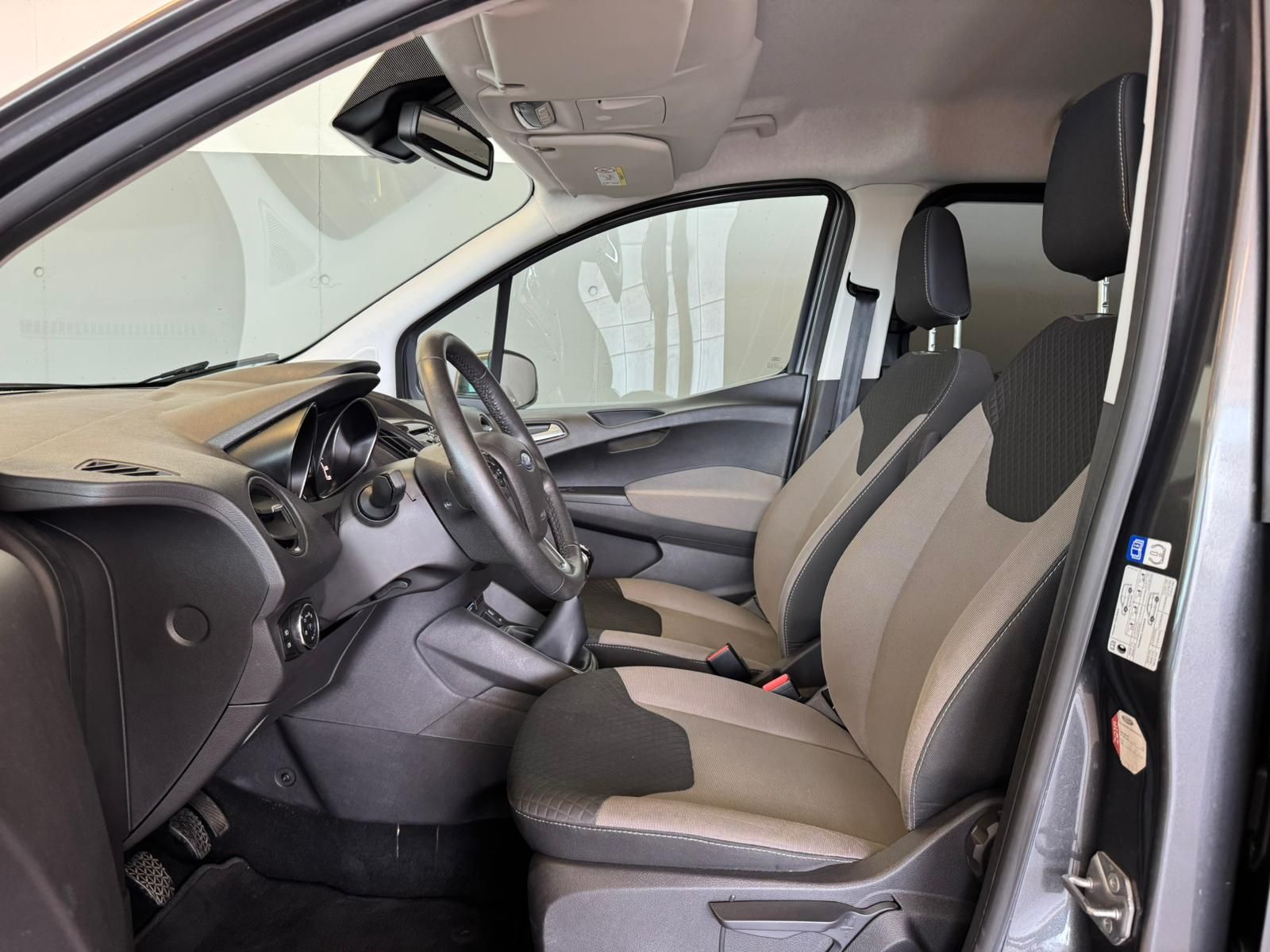 ford Tourneo Courier Diesel Grau (8)