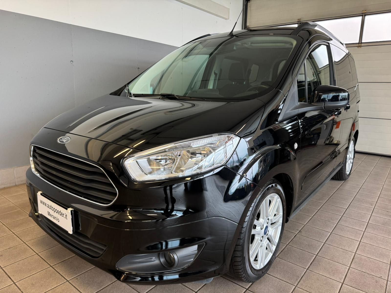 Ford Tourneo Schwarz benzin (1)