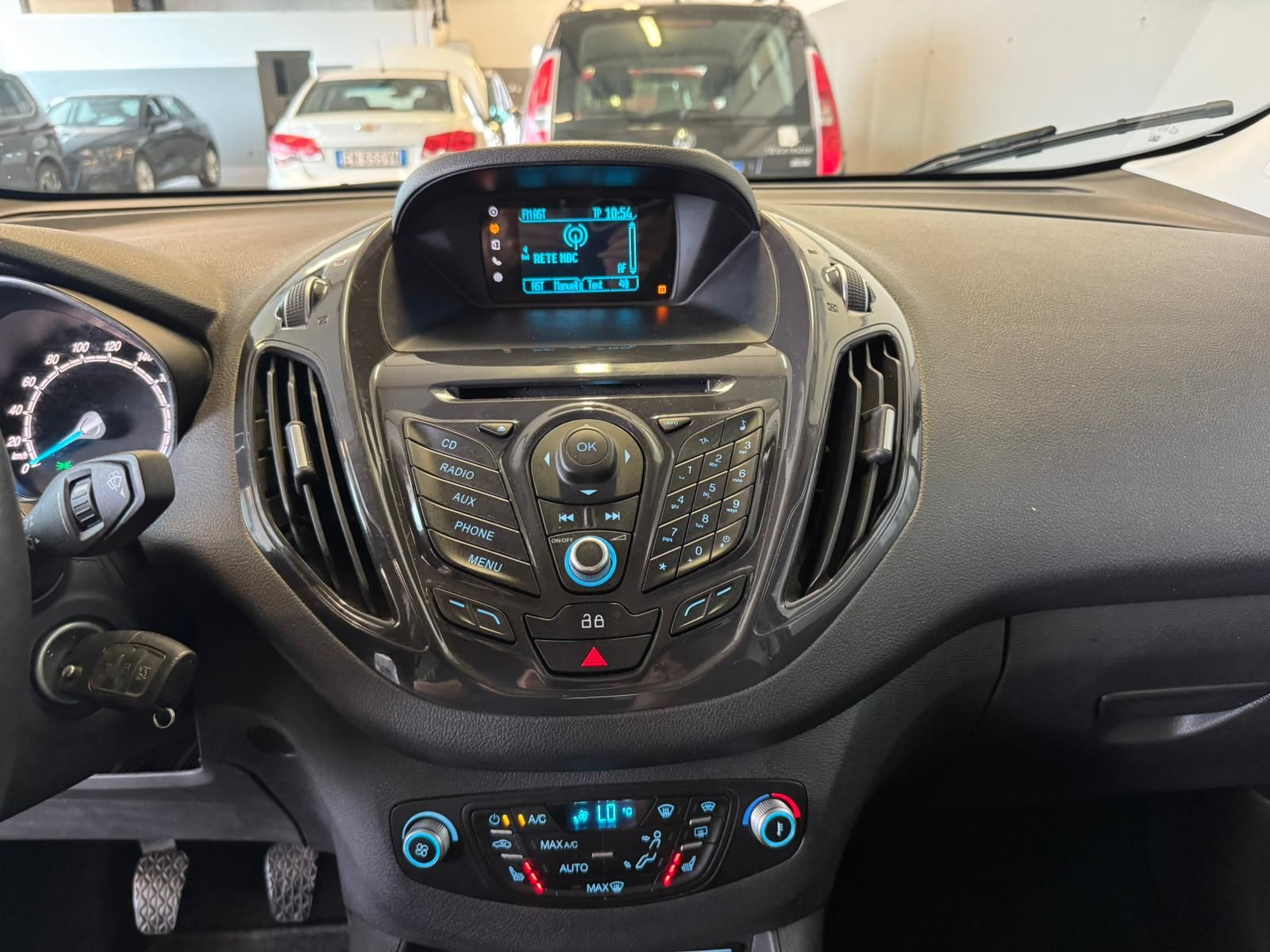 Ford Tourneo Schwarz benzin (12)