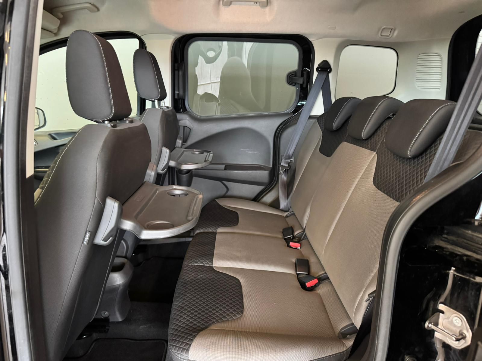 Ford Tourneo Schwarz benzin (13)