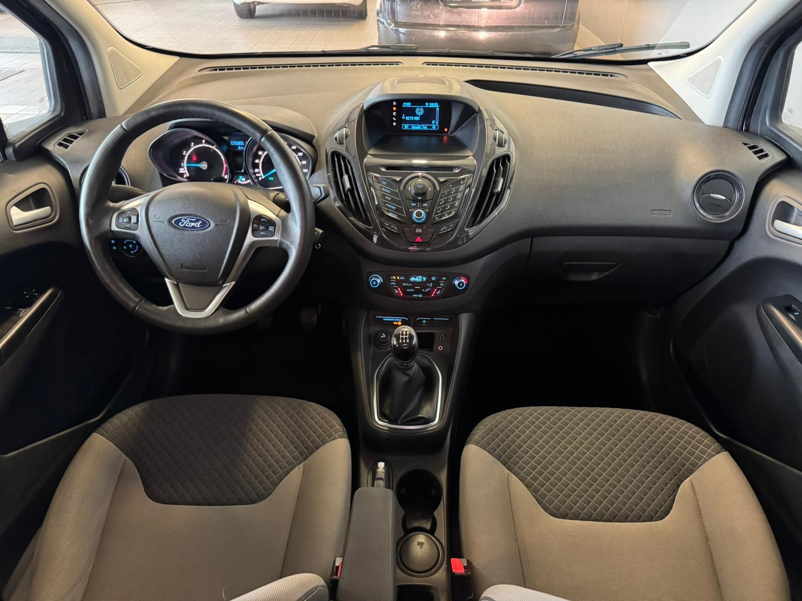 Ford Tourneo Schwarz benzin (14)