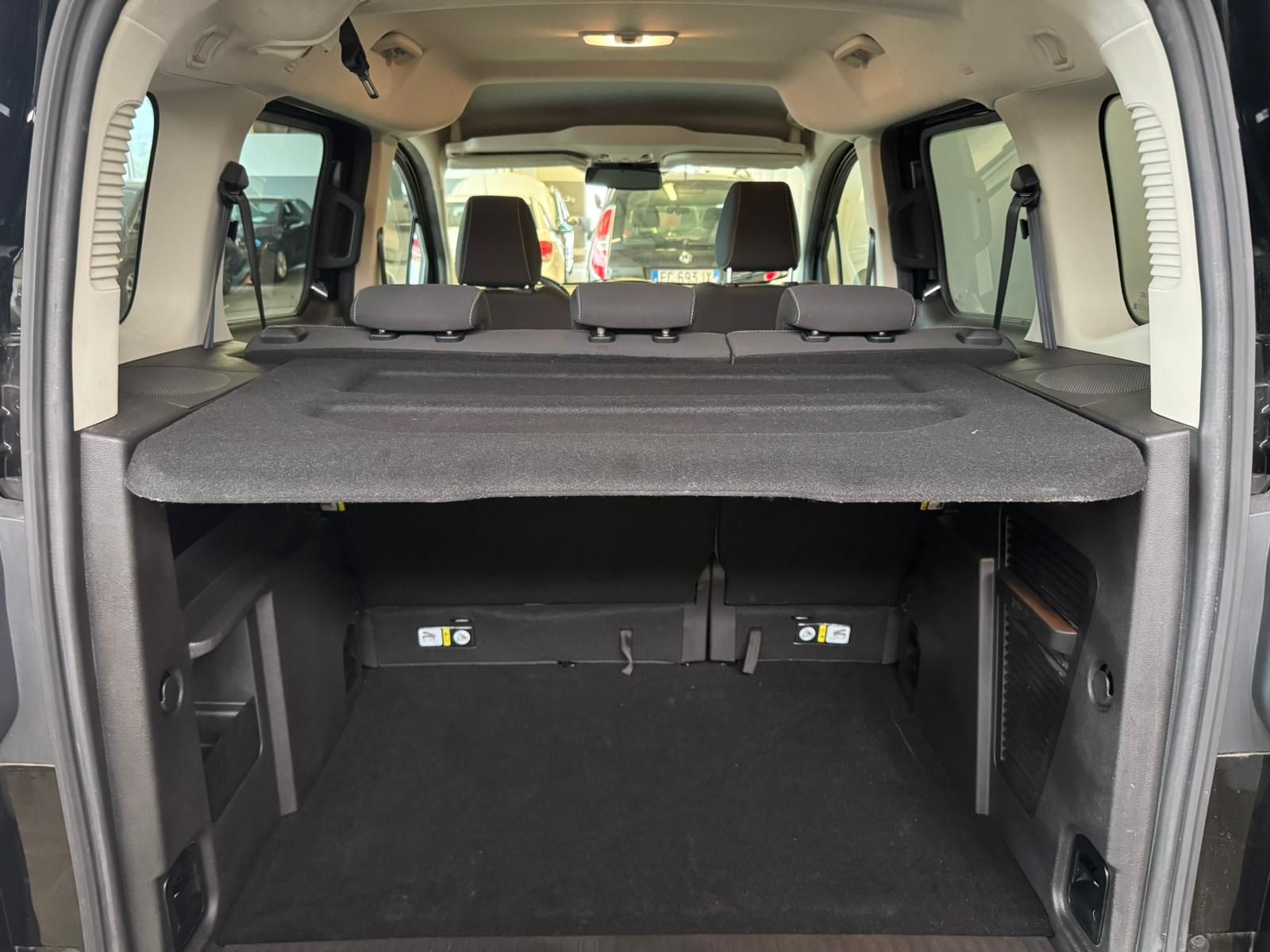 Ford Tourneo Schwarz benzin (15)