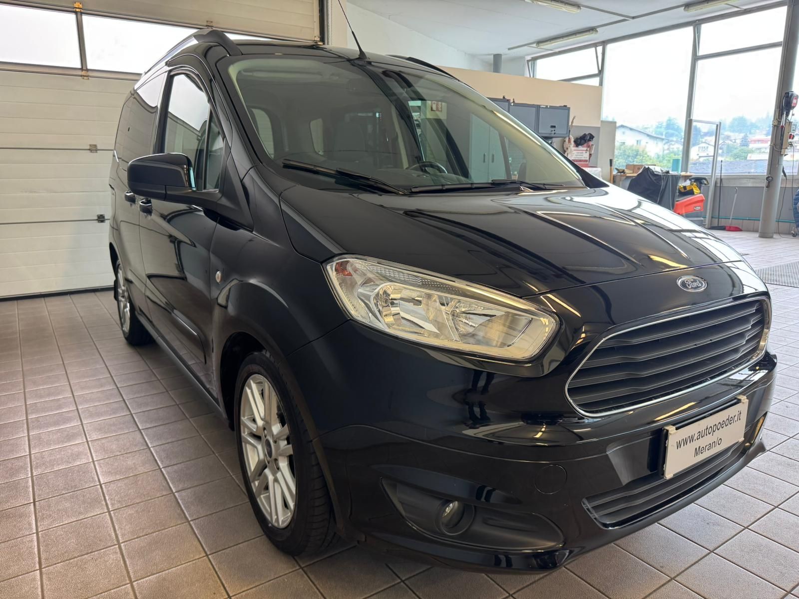 Ford Tourneo Schwarz benzin (2)