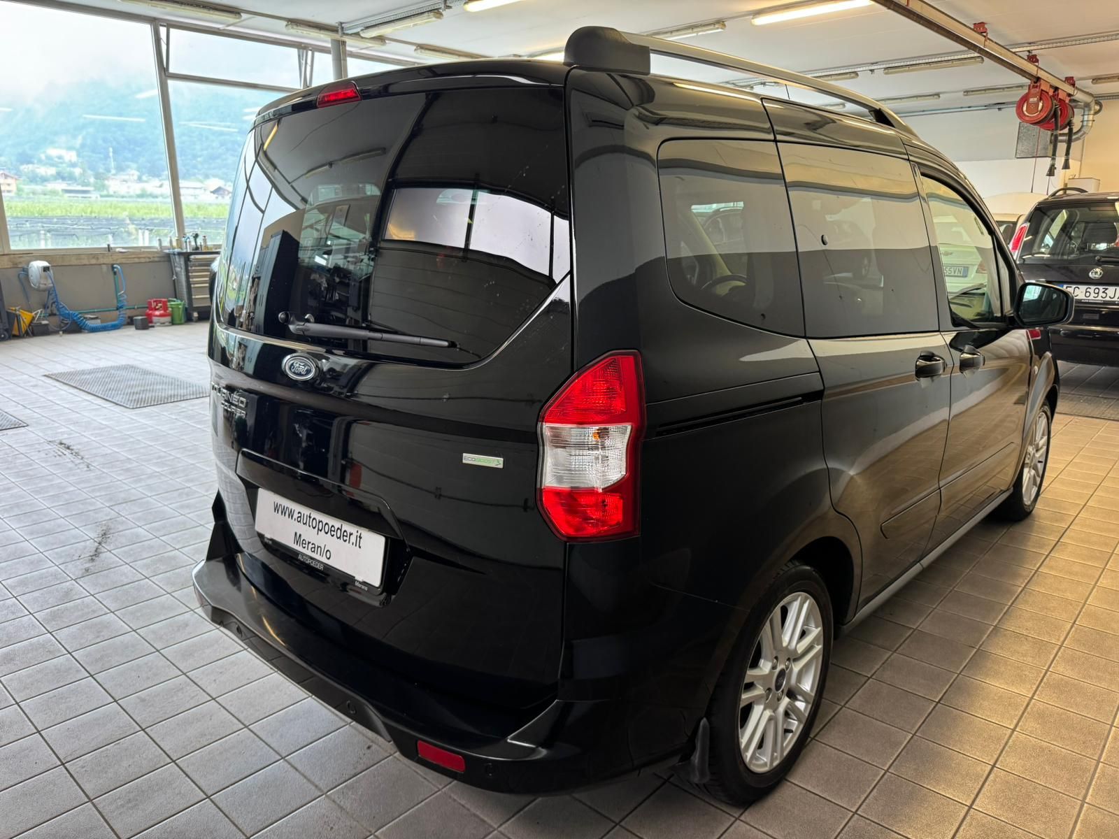 Ford Tourneo Schwarz benzin (3)