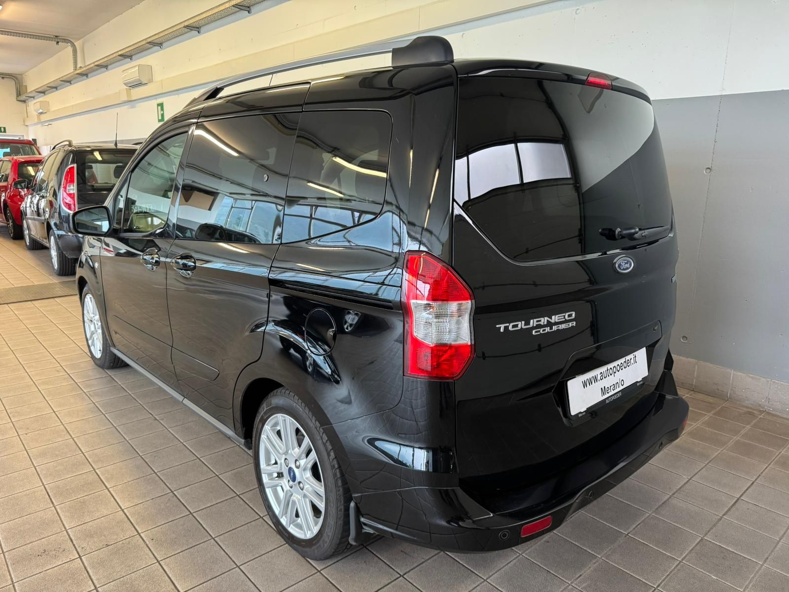 Ford Tourneo Schwarz benzin (4)