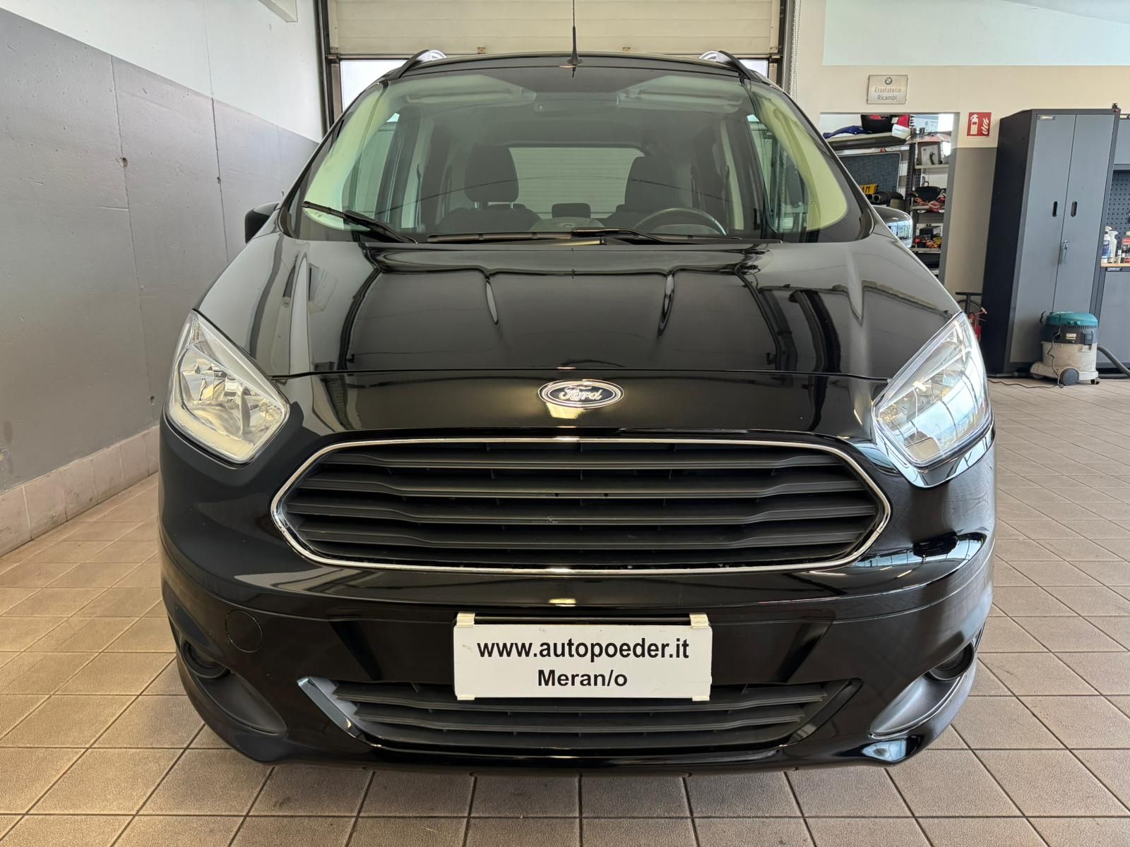 Ford Tourneo Schwarz benzin (6)