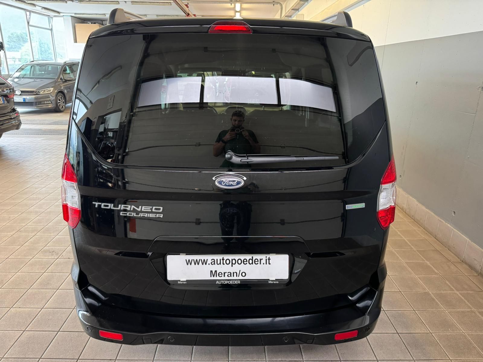 Ford Tourneo Schwarz benzin (7)