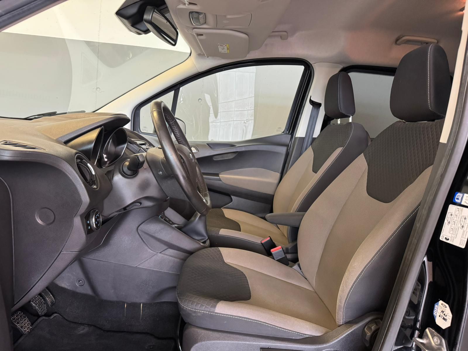 Ford Tourneo Schwarz benzin (8)