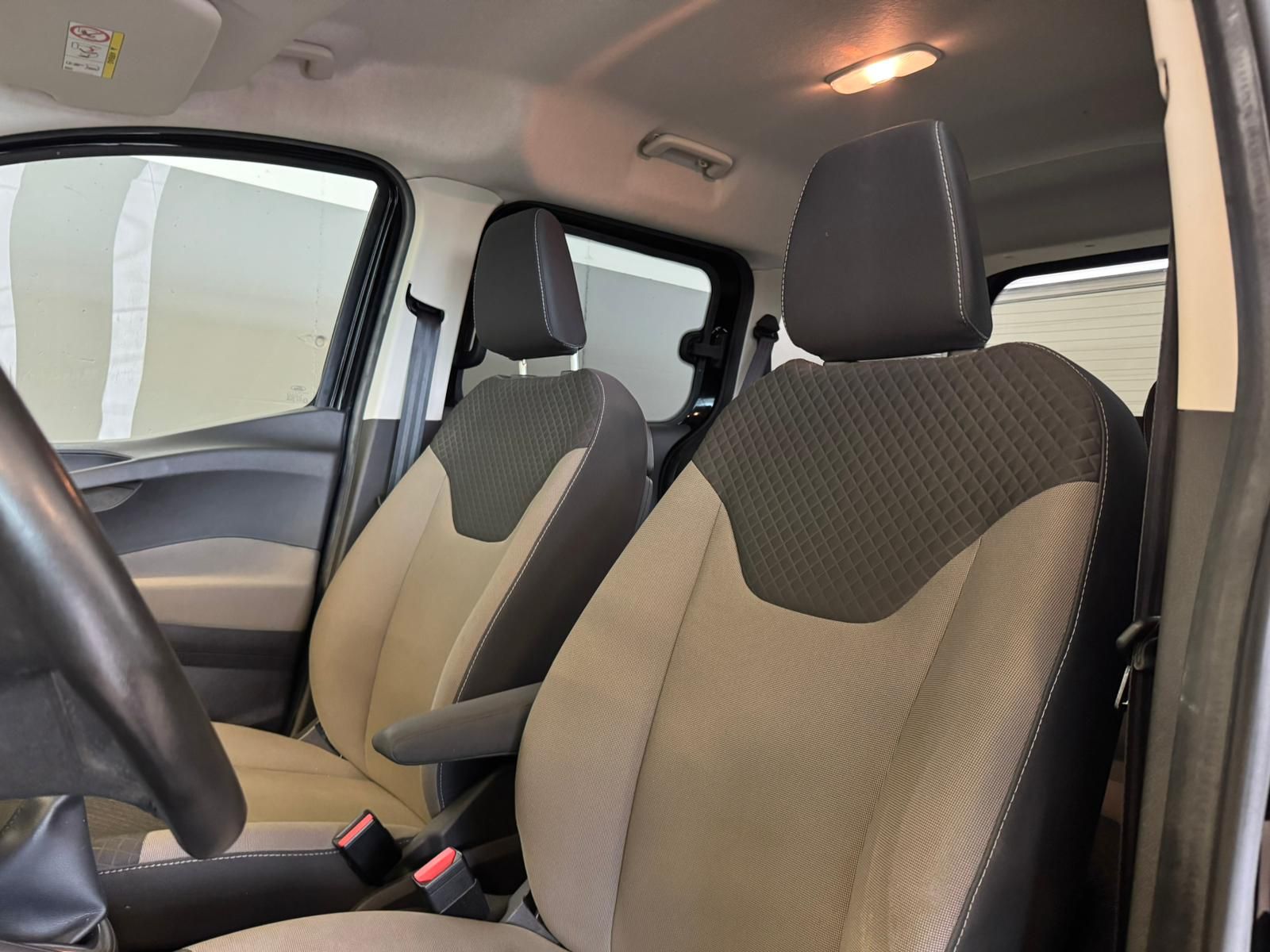 Ford Tourneo Schwarz benzin (9)