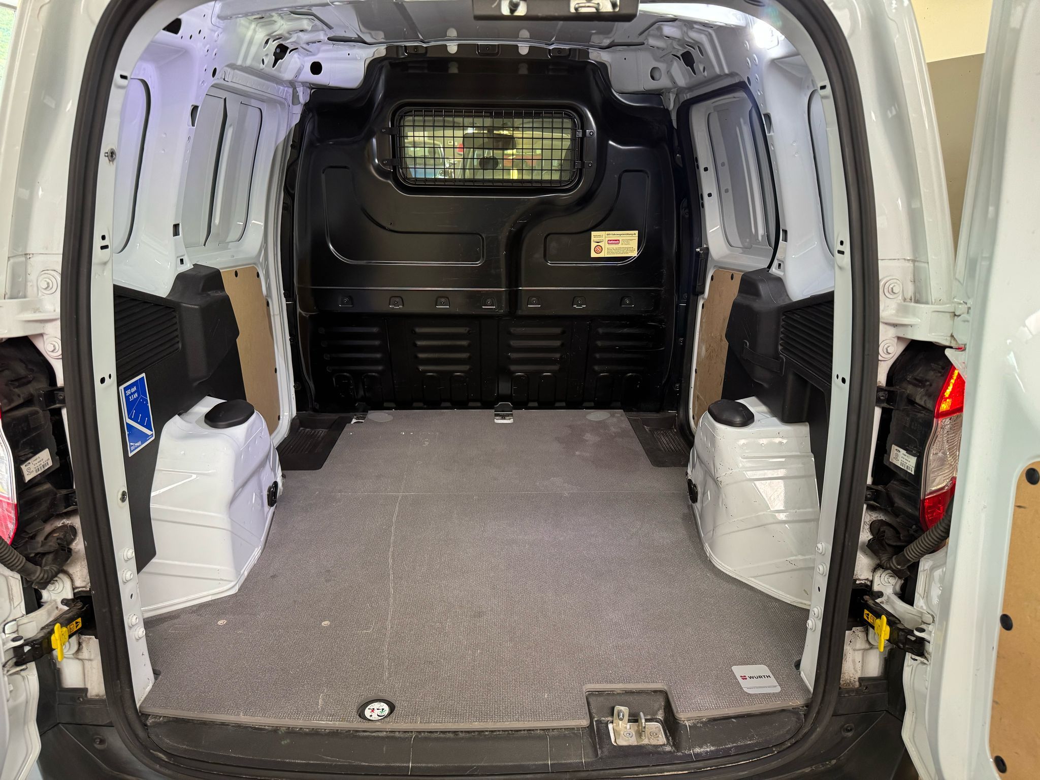 Ford Transit Courier weiss (13)