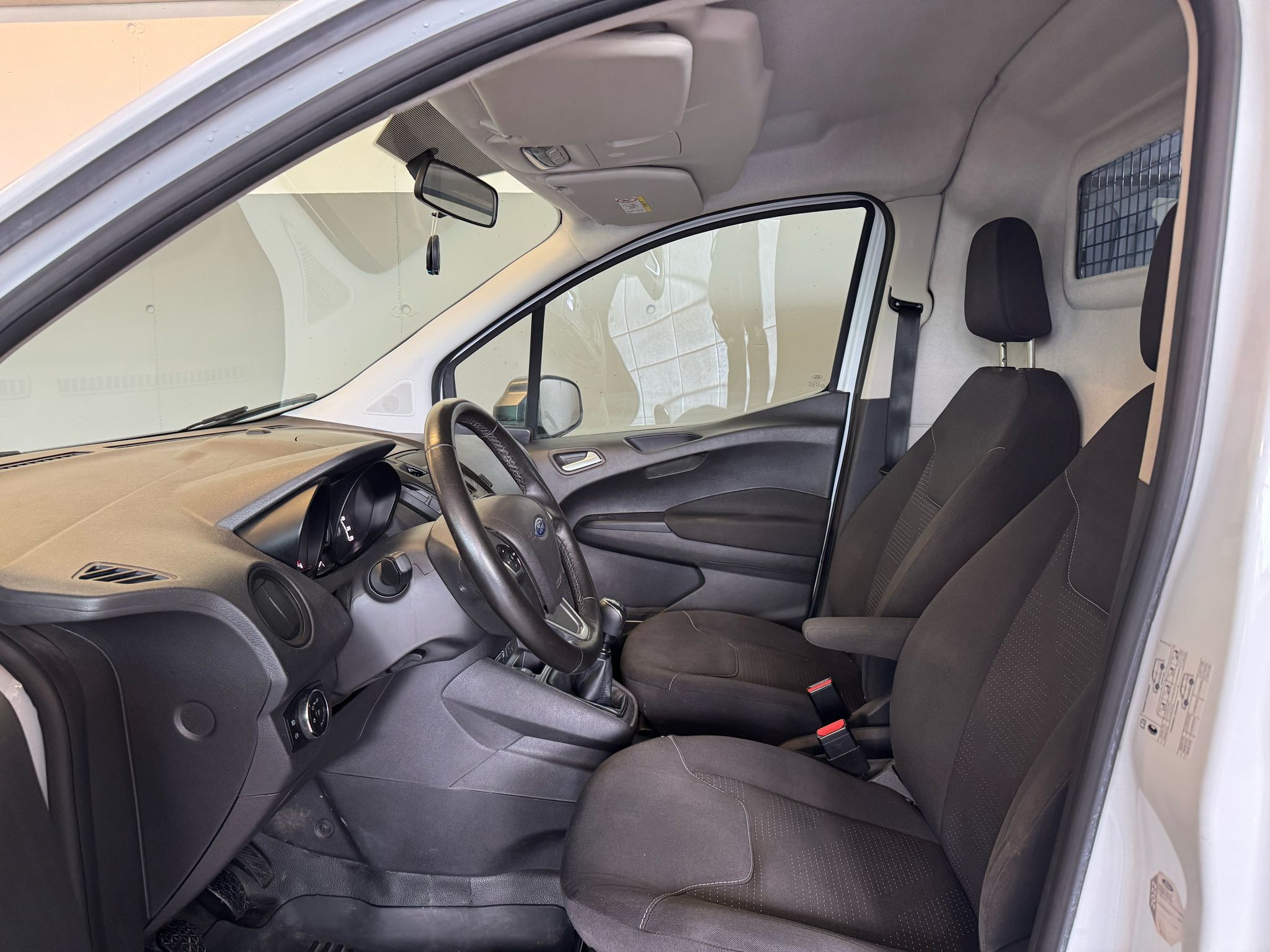Ford Transit Courier weiss (8)