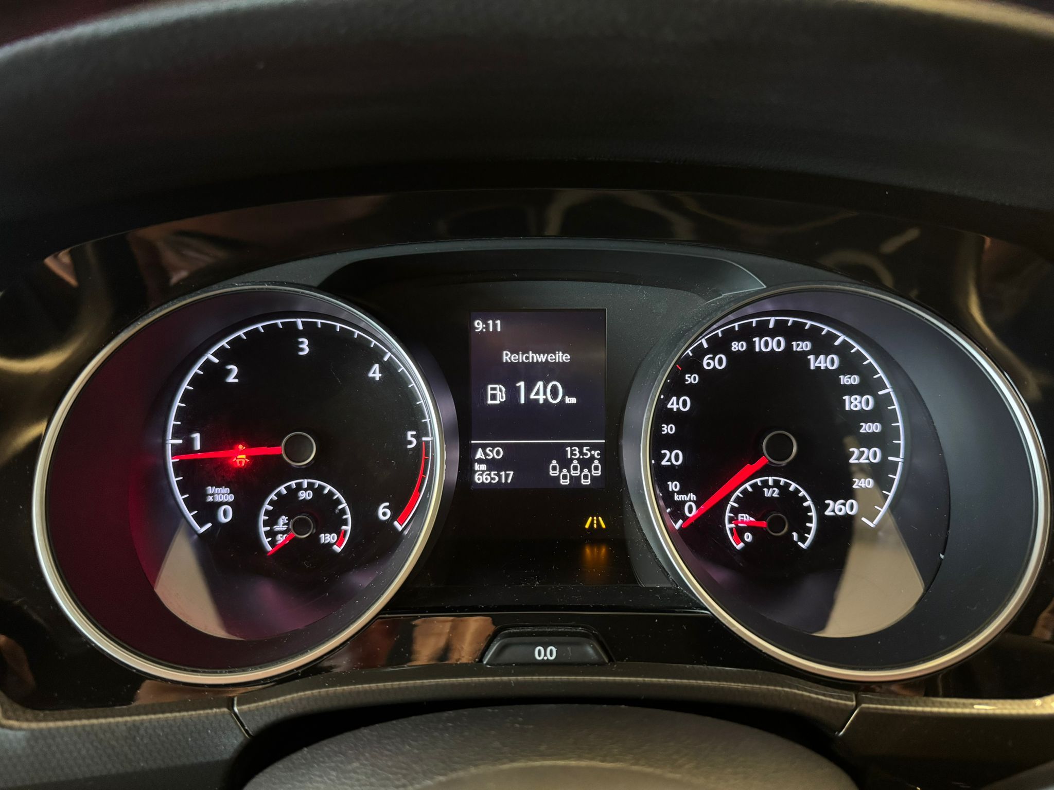 Volkswagen Touran 1.6 TDI schwart 10