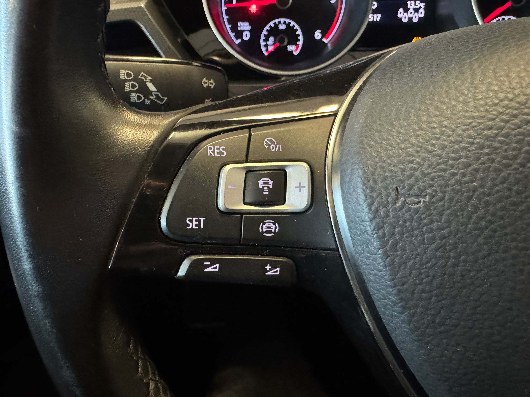 Volkswagen Touran 1.6 TDI schwart 11