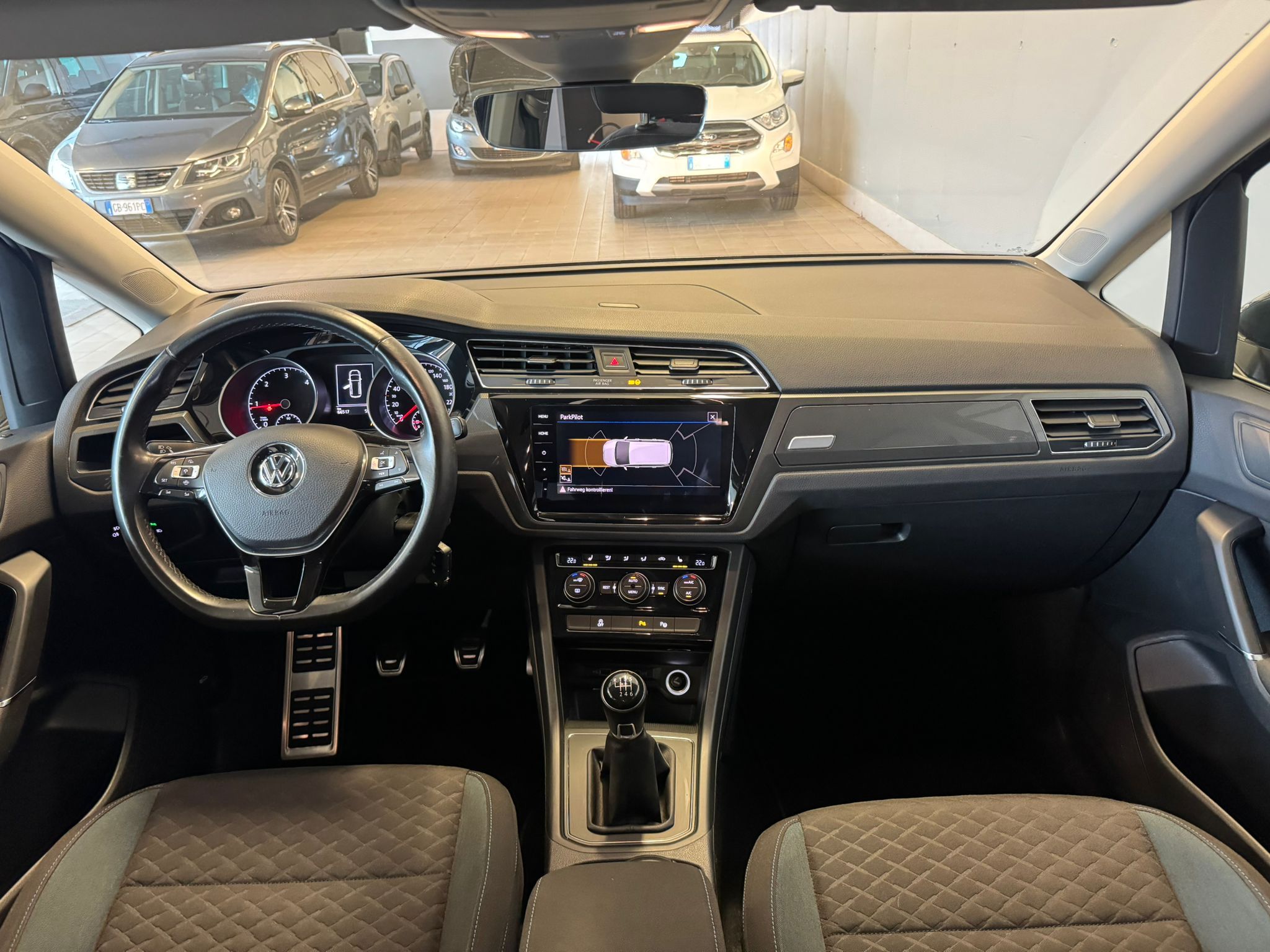 Volkswagen Touran 1.6 TDI schwart 14