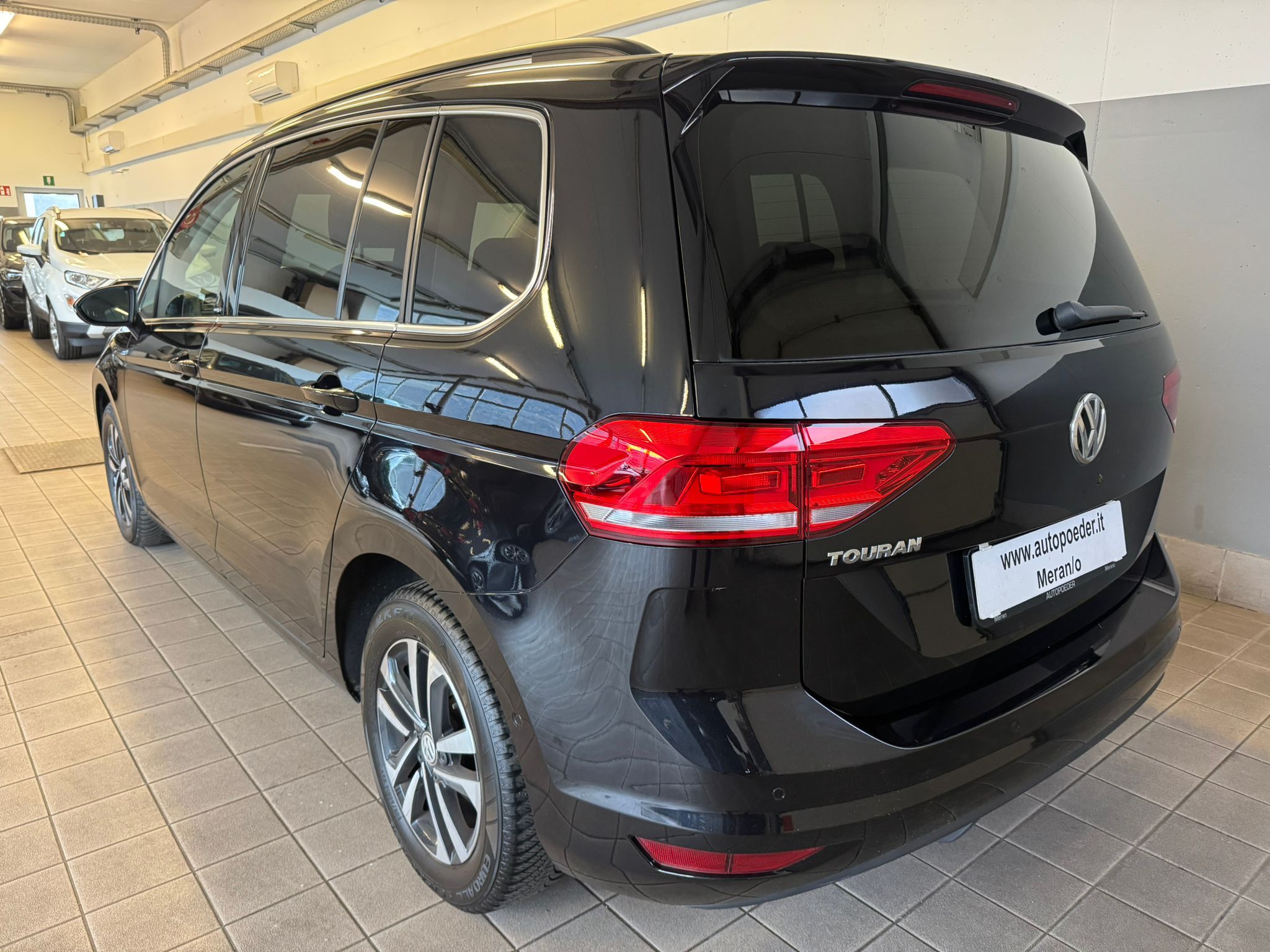 Volkswagen Touran 1.6 TDI schwart 4