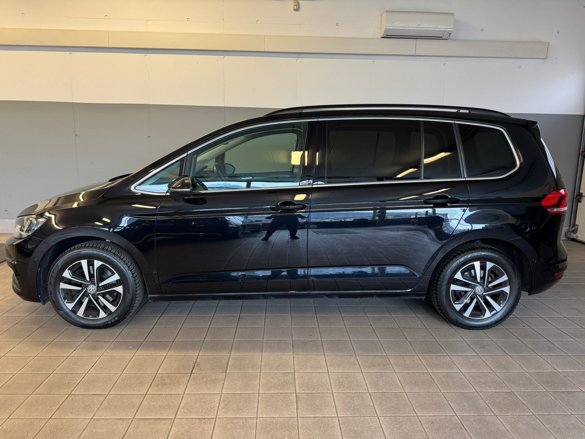 Volkswagen Touran 1.6 TDI schwart 5