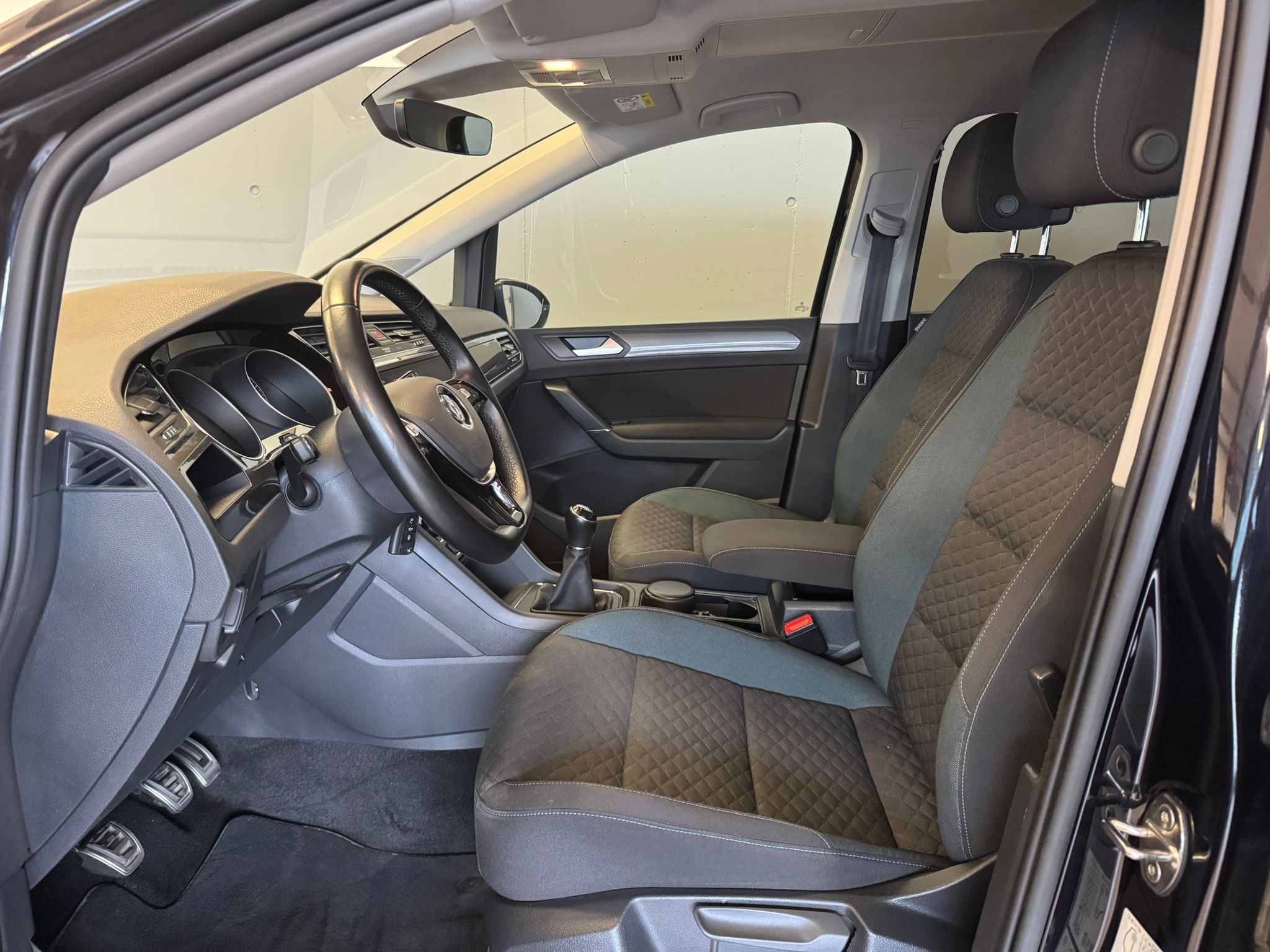 Volkswagen Touran 1.6 TDI schwart 8