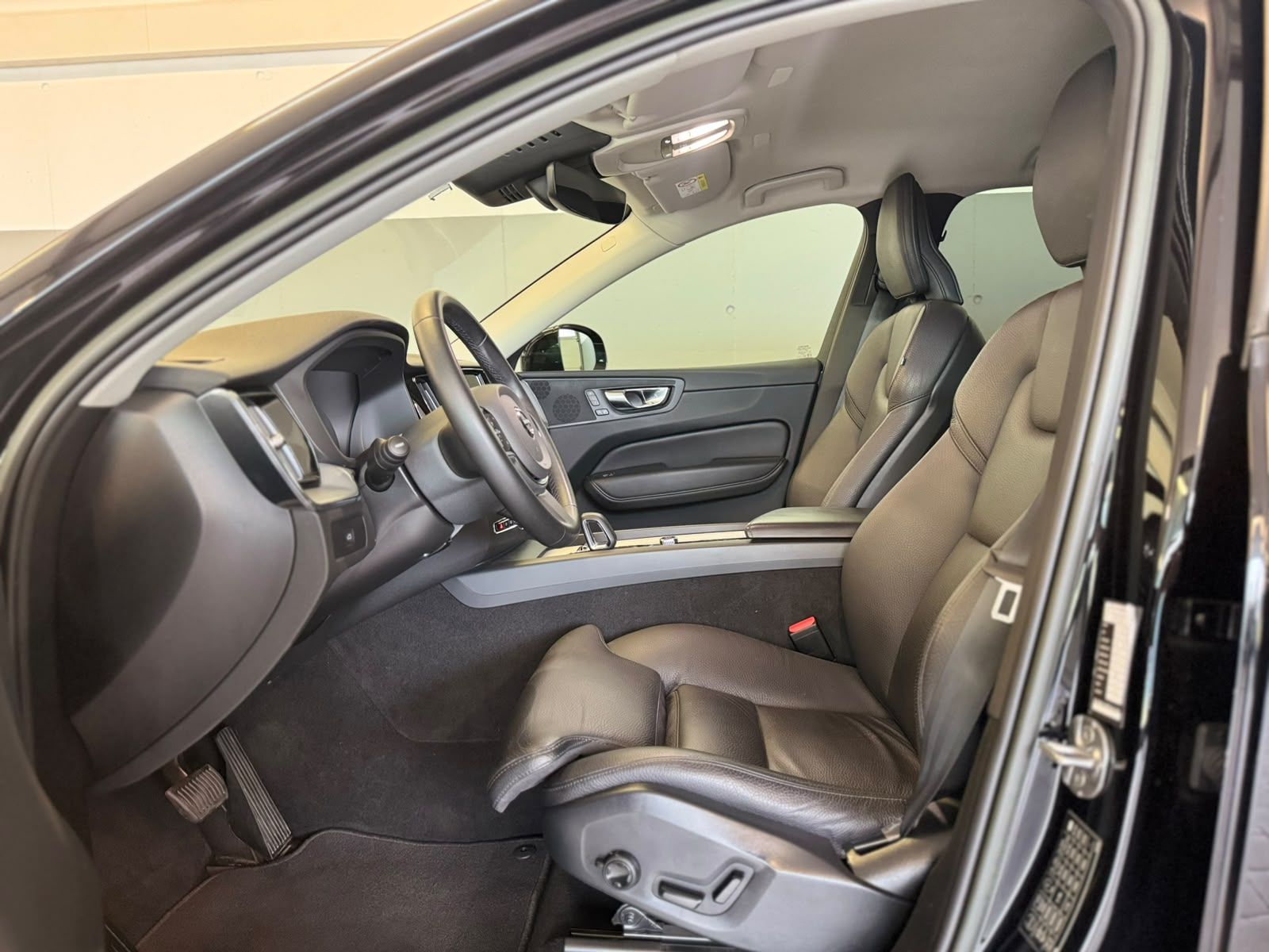 VOLVO XC 60 SCHWARZ 9