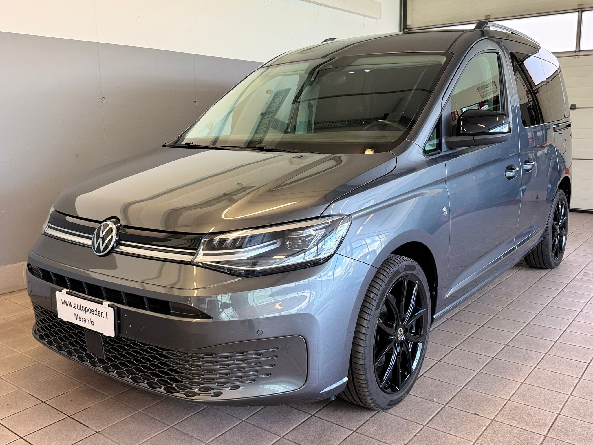 VW Caddy antrazit 2.0tdi 83733km (1)