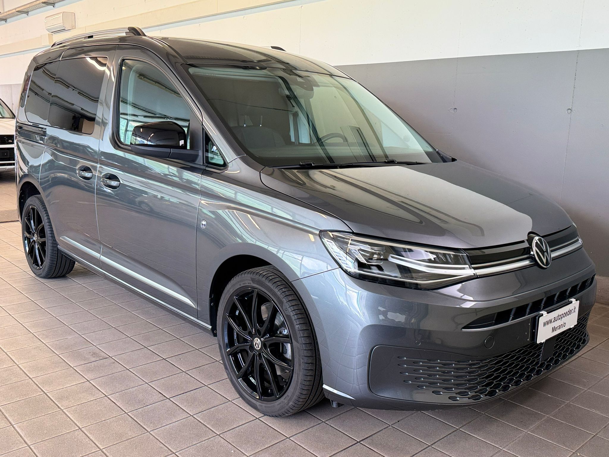 VW Caddy antrazit 2.0tdi 83733km (2)