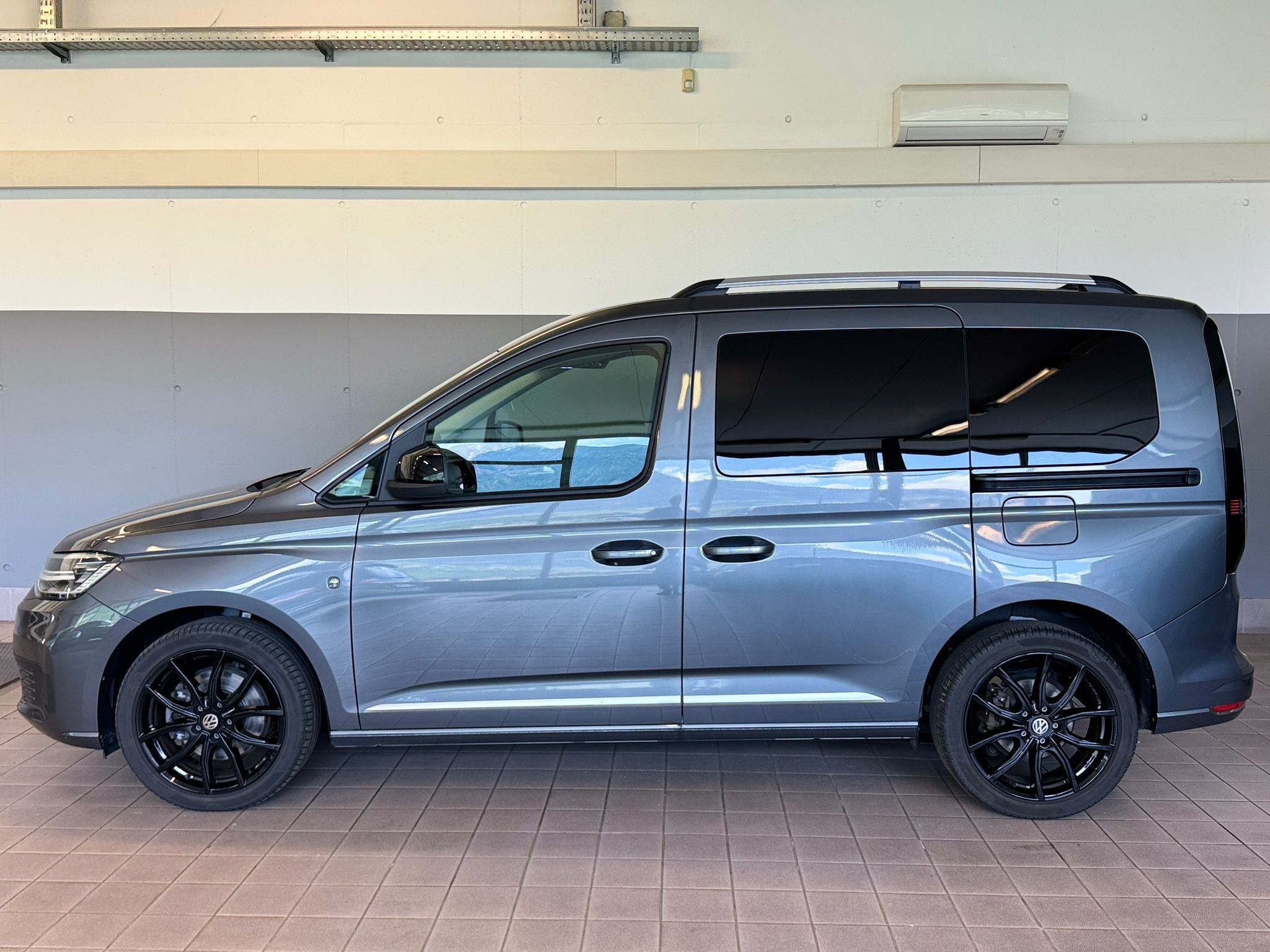 VW Caddy antrazit 2.0tdi 83733km (8)