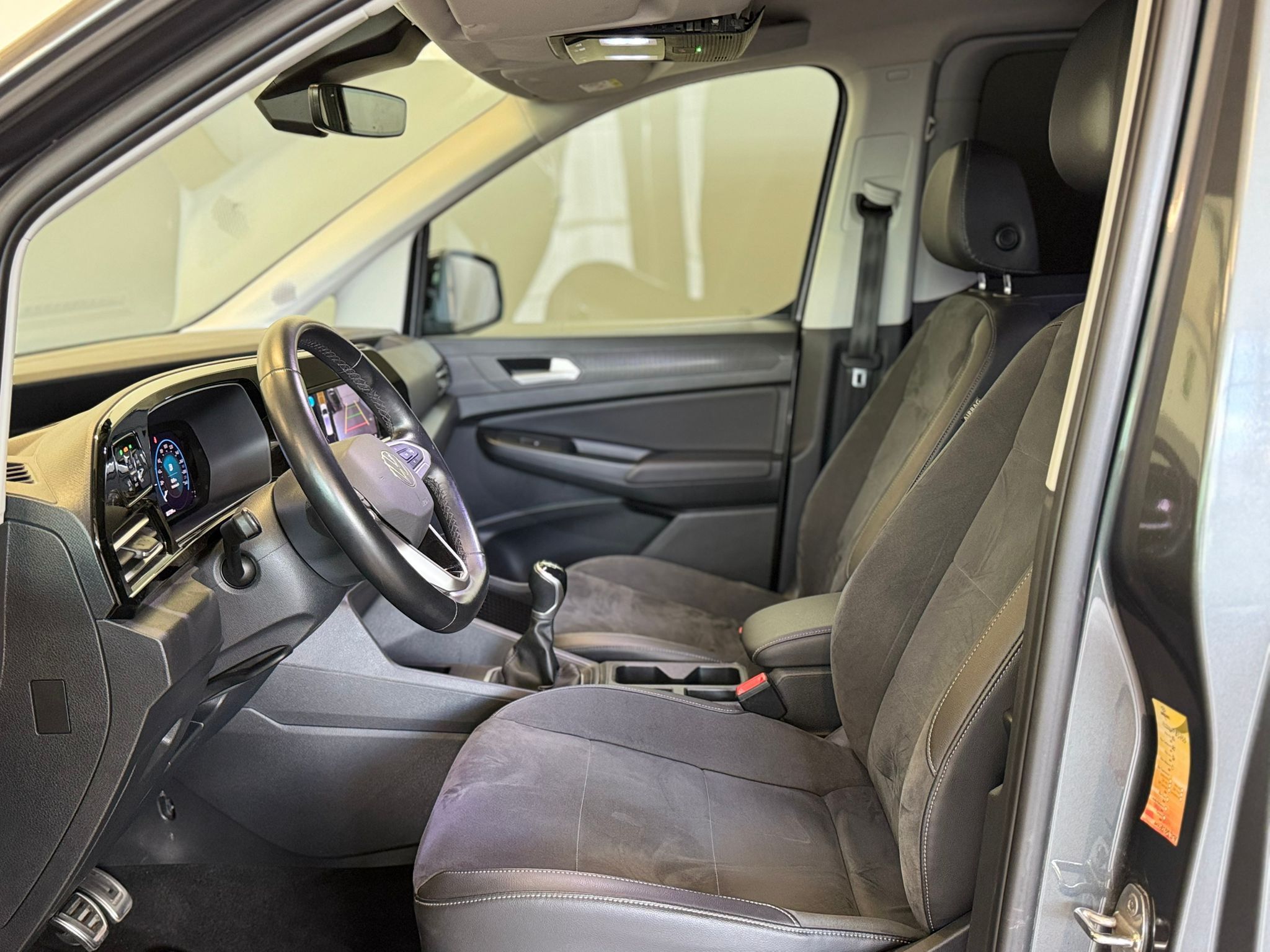 VW Caddy antrazit 2.0tdi 83733km (9)