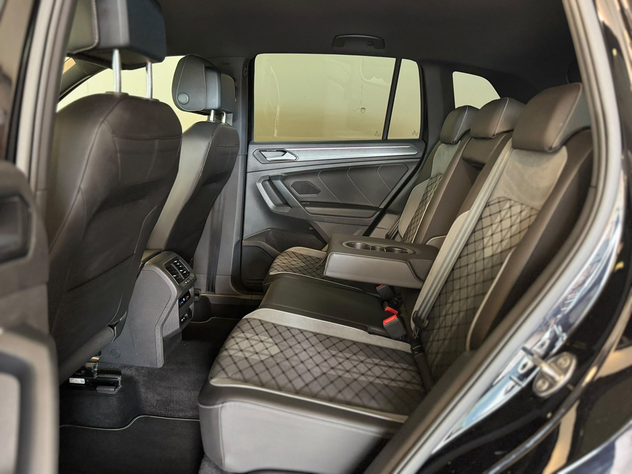 VW Tiguan R Line (12)
