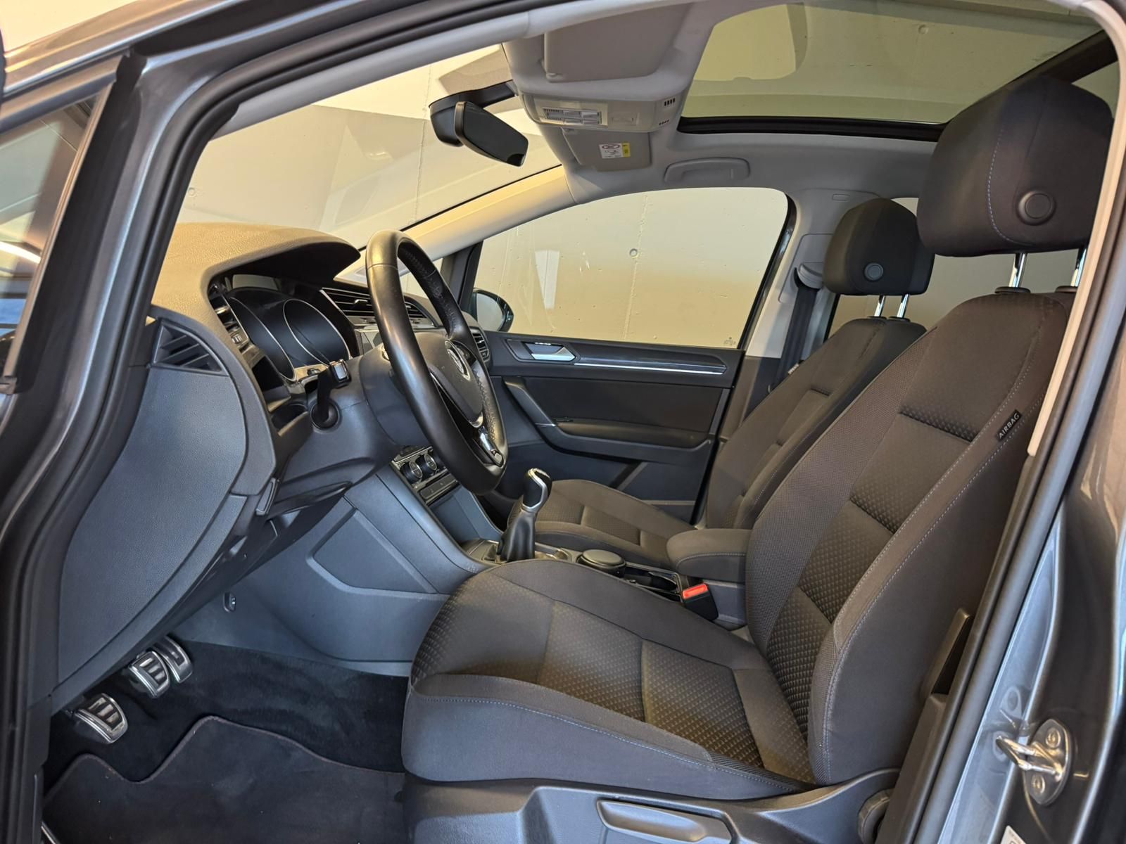 VW TOURAN 7 SITZER GRAU PANORAMADACH AHK (8)