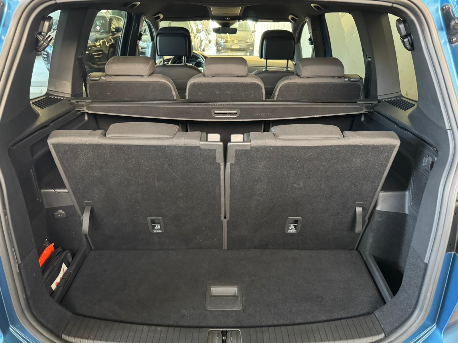 VW Touran R line Blau 2.0 tdi 7posti (16)